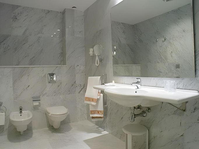 Bathroom 4, Alfonso VIII, Soria