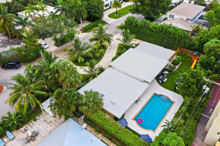 Sport & Beauty 5, 4BR Intracoastal Retreat With Pool, Games & More!, Palm Beach