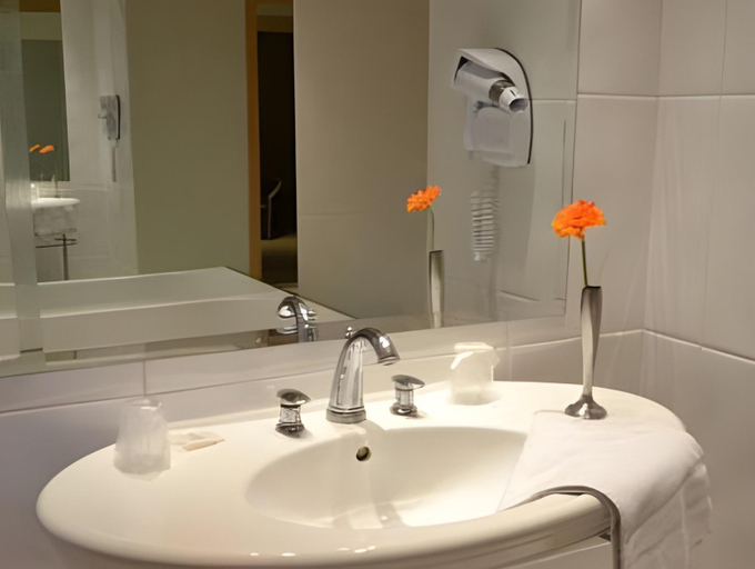 Bathroom 5, Grand Hôtel du Luxembourg & Spa, Calvados