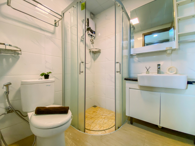 Bathroom 5, Tranquil Living 3BR Apartment Sky House BSD By Travelio, Tangerang Selatan