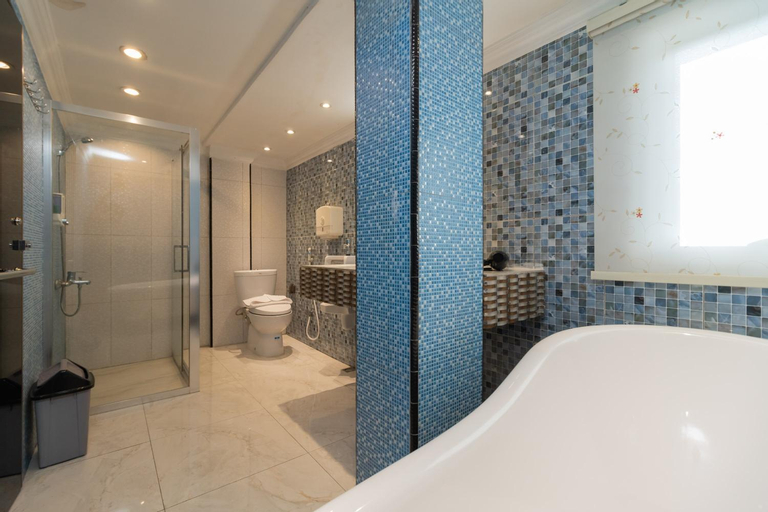 Bathroom 13