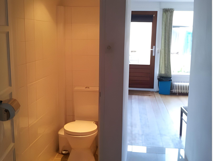 Bathroom 2, Bed & Breakfast 28 Appartement met Prive Tuin, Assen