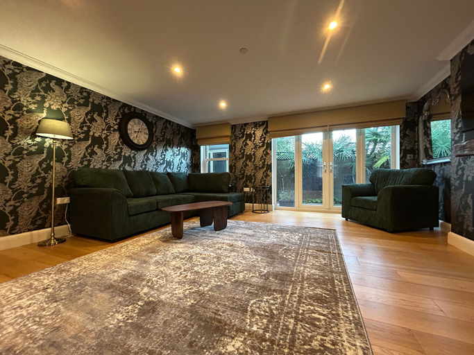 Others 4, Elegant Retreat: Classic Style and Modern Comfort, Kent