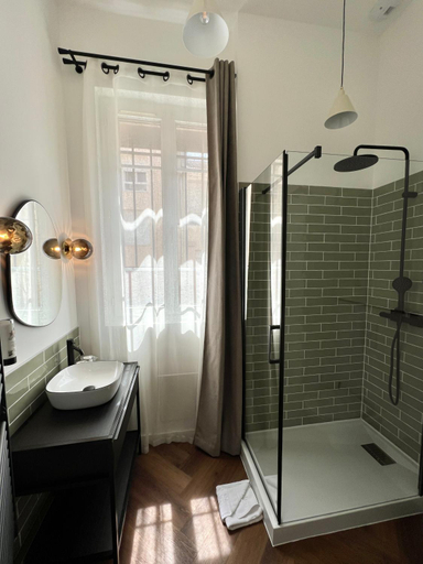 Bathroom 2, Hotel des Beaux Arts, Paris