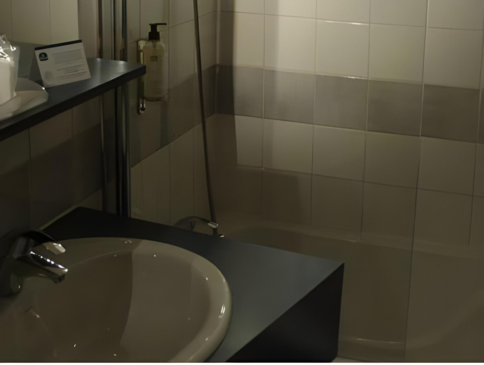 Bathroom 4, Hotel de Champagne, Marne