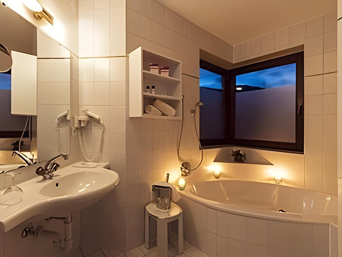 Bathroom 3, Hotel Zum Pinzger, Schwaz