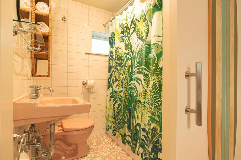 Bathroom, Rye Motor Inn - Oceanfront, Walk to Beach, Rockingham