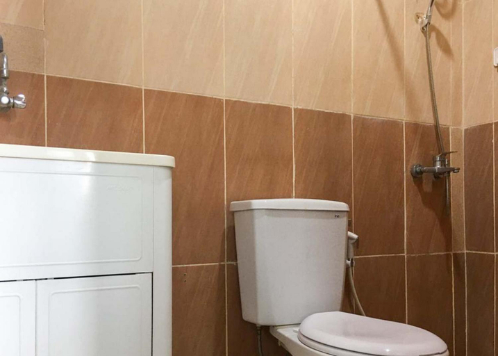 Bathroom, RedDoorz @ Citraland Surabaya, Surabaya