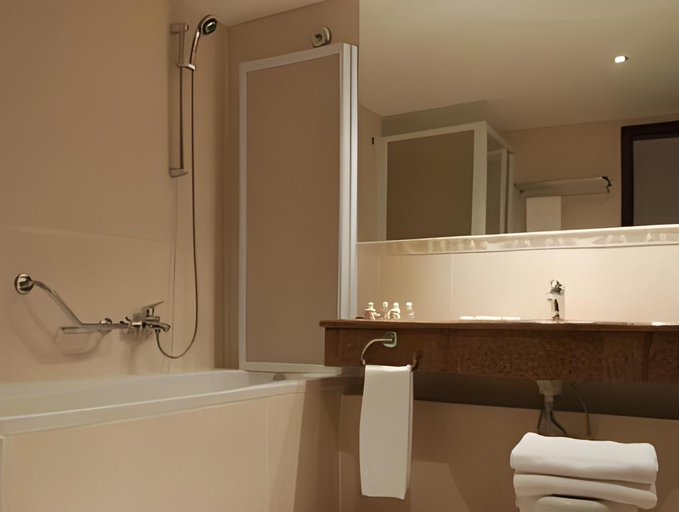 Bathroom 4, Princess