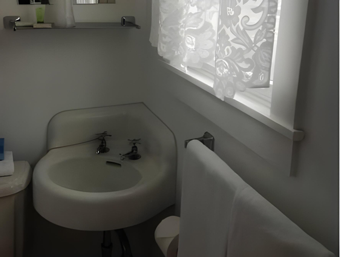 Bathroom 4, Bridgeport Inn, Mono