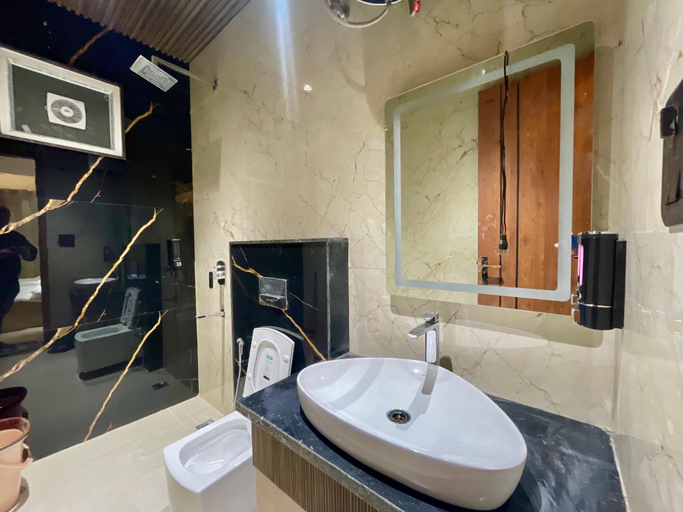 Bathroom 4, The Neeraj Marine Ganga Stays, Garhwal