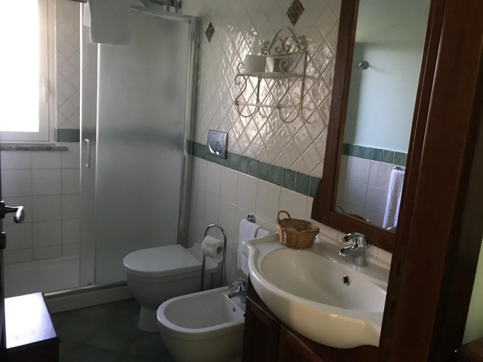 Bathroom 3, Serra San Biagio, Catania