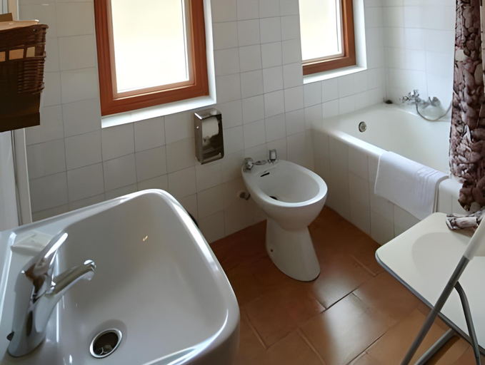 Bathroom 5, Hostal Anas, Badajoz