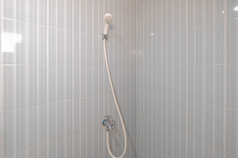 Bathroom 5, Nice and Comfy Studio at Cinere Resort Apartment By Travelio, Depok