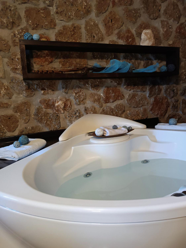 Others 3, Ξενωνας Λικνο, Peloponnese