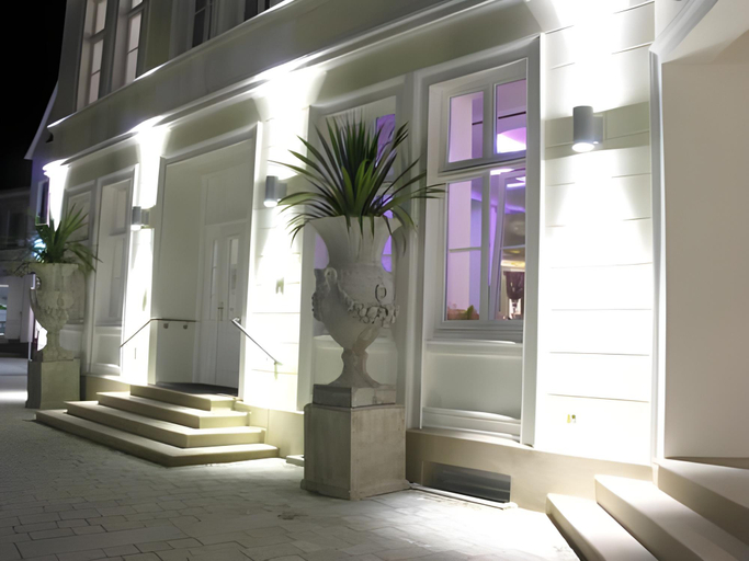 Exterior & Views 1, Konig`s Hotel am Schlosspark, Gütersloh