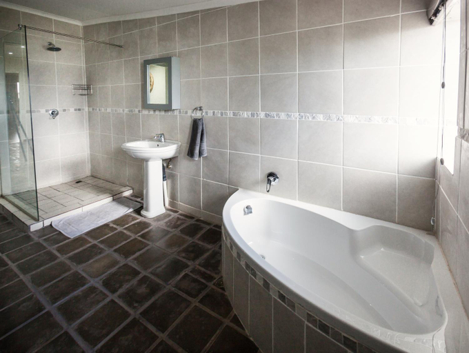 Bathroom 3, Witfontein Game Lodge, Pixley ka Seme