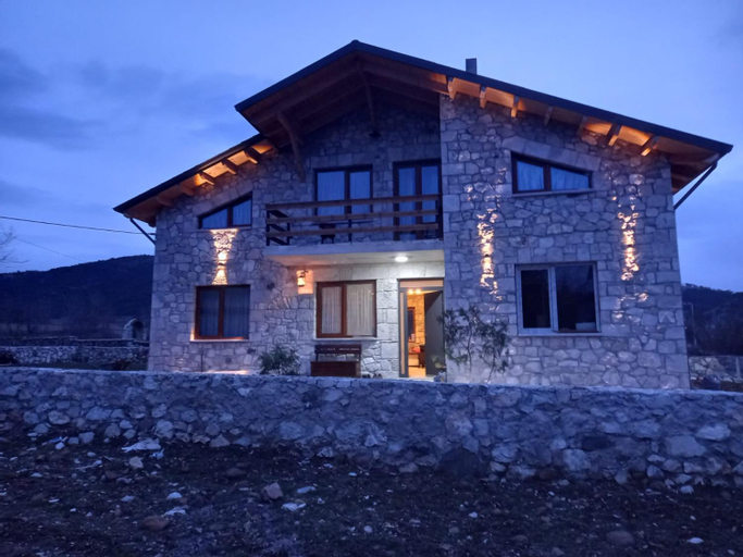 Vila Nikol, Korçës