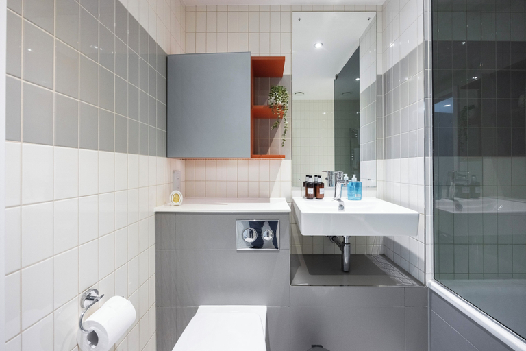 Bathroom 3, Koks Heights Executive One Bed Apartment, London