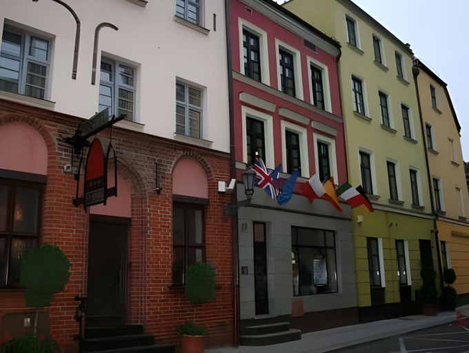 Exterior & Views