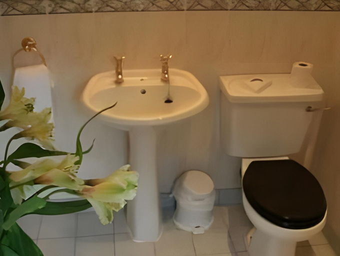 Bathroom 3, Ardmillan Hotel, Edinburgh