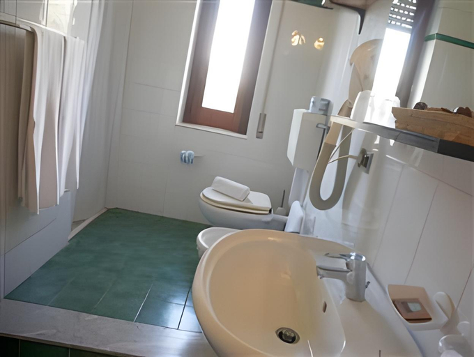 Bathroom 5, Orsa Maggiore Hotel, Messina
