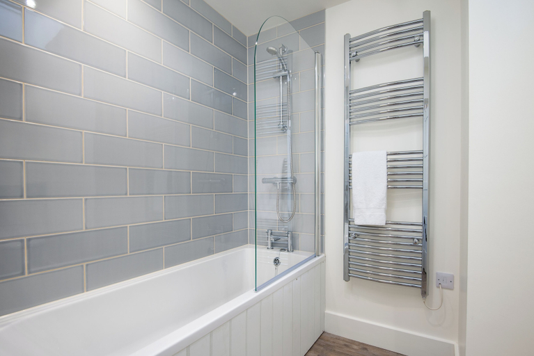 Bathroom 3, Wild Chive Lodge, Brada Quarry, Northumberland