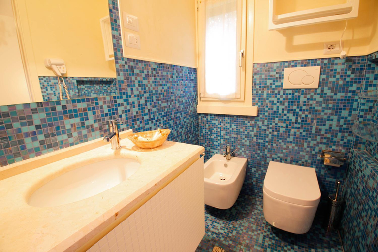 Bathroom 2, Casa Montecuccoli, Florence