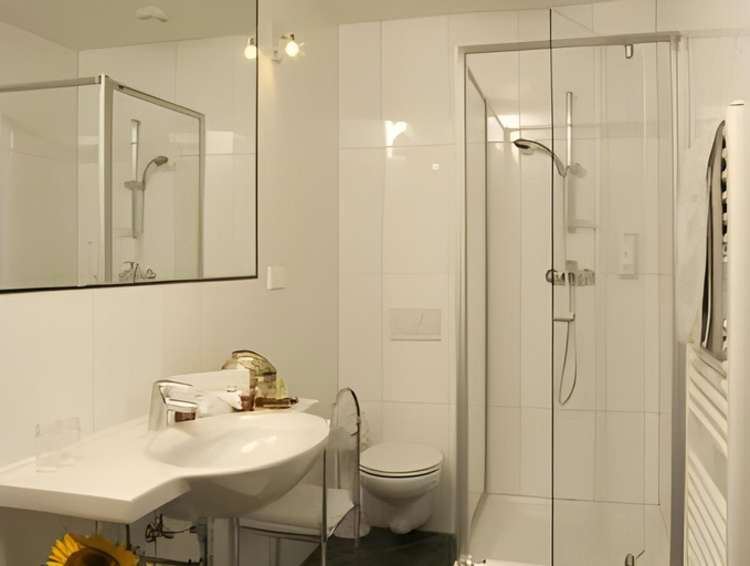 Bedroom 1, Stadthotel Kramer, Villach