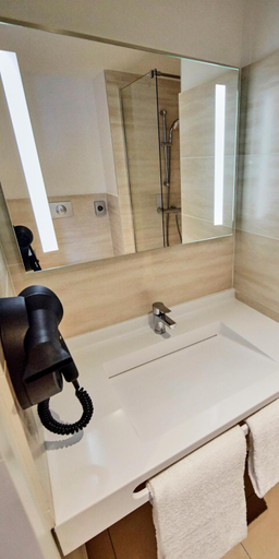 Bathroom 2, Kyriad Combs-la-ville - Senart, Seine-et-Marne