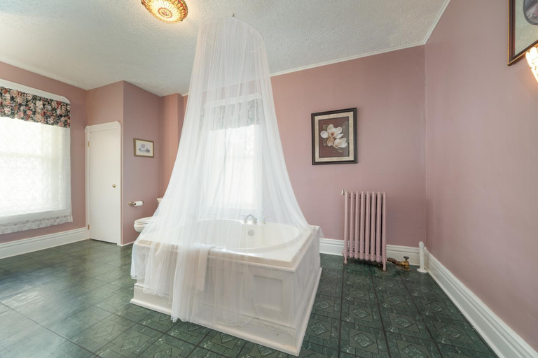 Bathroom 1, Naples Hotel, Ontario