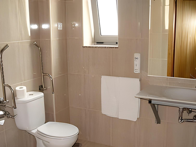 Bathroom 4, B&B Hotel Braga Lamacaes, Braga