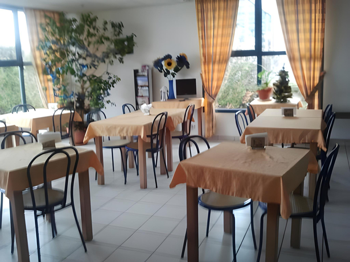 Food & Drinks 5, Hotel Le Laury's-hotel calme proche de Rodez avec parking prive gratuit-Arrivee apres 20h possible v, Aveyron