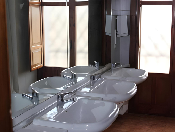 Bathroom 2, Albergue Albarracin, Teruel