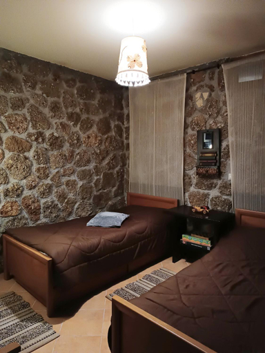 Others 2, Ξενωνας Λικνο, Peloponnese
