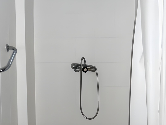 Bathroom 4, Hotel De Belgique a Menton, Alpes-Maritimes