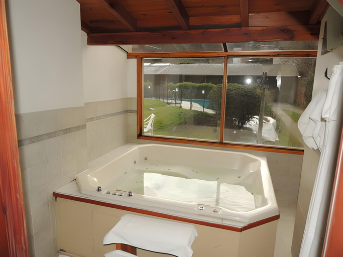 Bathroom 4, Le Chatelet Hotel, Lacar