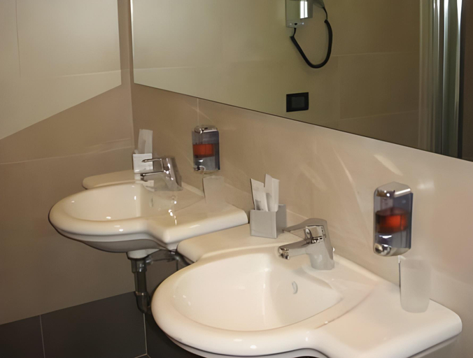 Bathroom 4, Life Sport Hotel, Roma