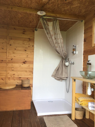 Bathroom 3, Yourtes Lacroutz, Landes