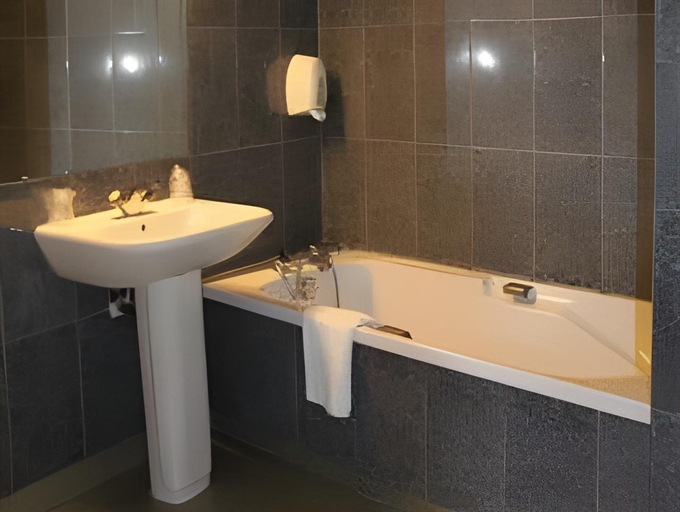 Bathroom 4, Cit'Hotel Europeen, Charente