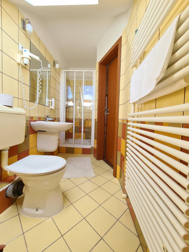 Bathroom 3, Istvan Parkhotel es Gasztrofarm, Nagykanizsai/Zalakaros