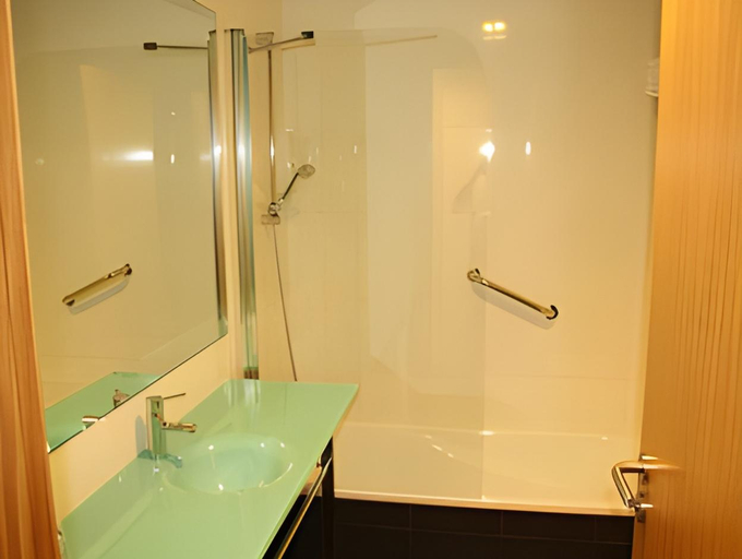 Bathroom 4, Hotel Enara, Valladolid