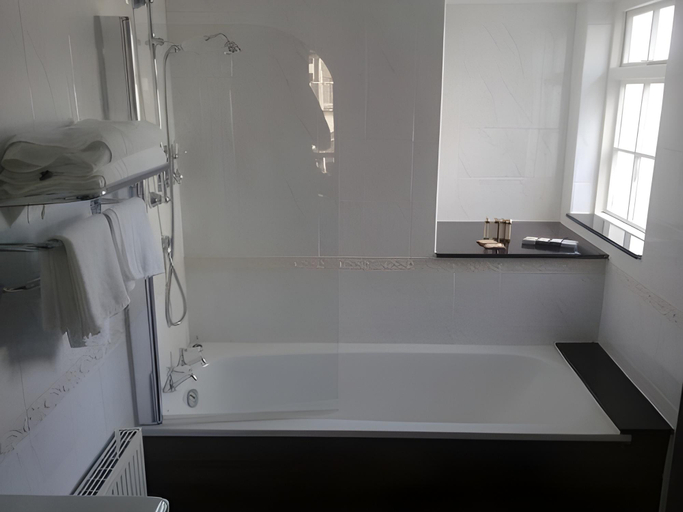 Bathroom 2, The Kings Head Inn, Carmarthenshire