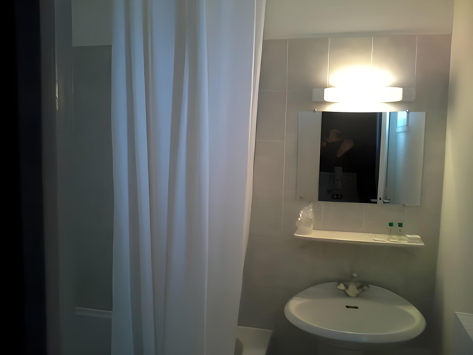 Bathroom 4, Contact Hotel du Cerf, Mayenne