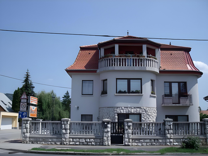 Others 2, Sasi Panzio 2, Esztergom