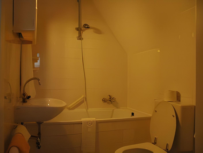 Bathroom 2, Hotel De Weyman, Velsen