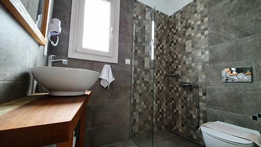 Bathroom 3, Sarakiniko Rooms, South Aegean