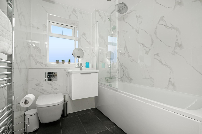 Bathroom 3, St Martins 2 Bedroom Apartments in Ruislip By 360 Stays, London