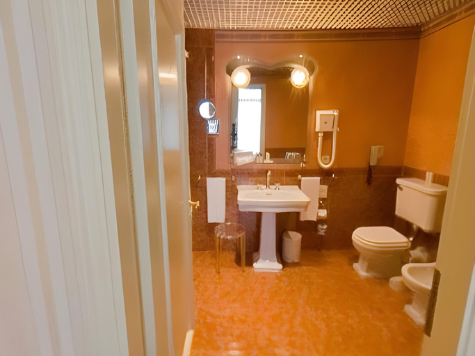 Bathroom 5, Grand Hotel Astoria, Gorizia