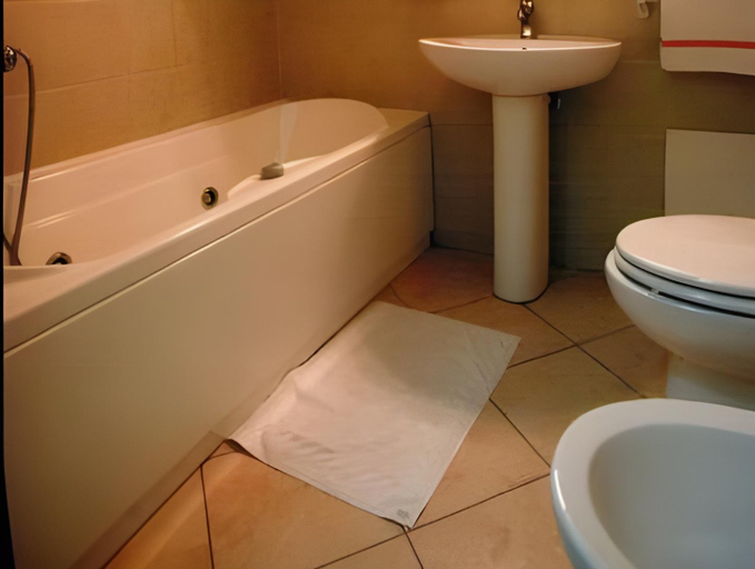 Bathroom 4, Hotel 4 Mori, Cagliari